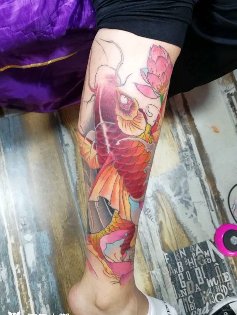 鲤鱼纹身图片_腿部纹身图案