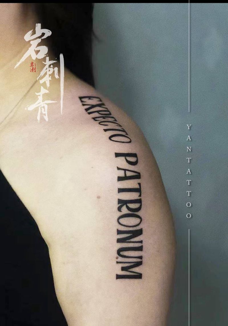 字母纹身图片_肩部纹身图案