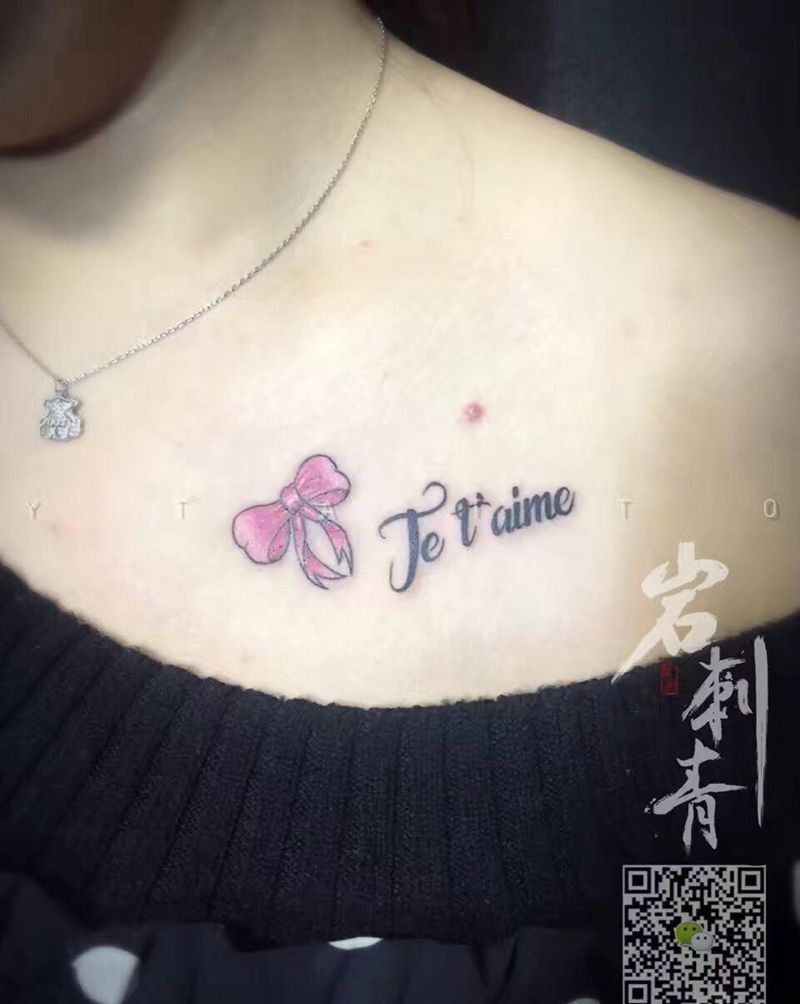 蝴蝶结字母纹身图片_成品胸部清新字符静物纹身图案