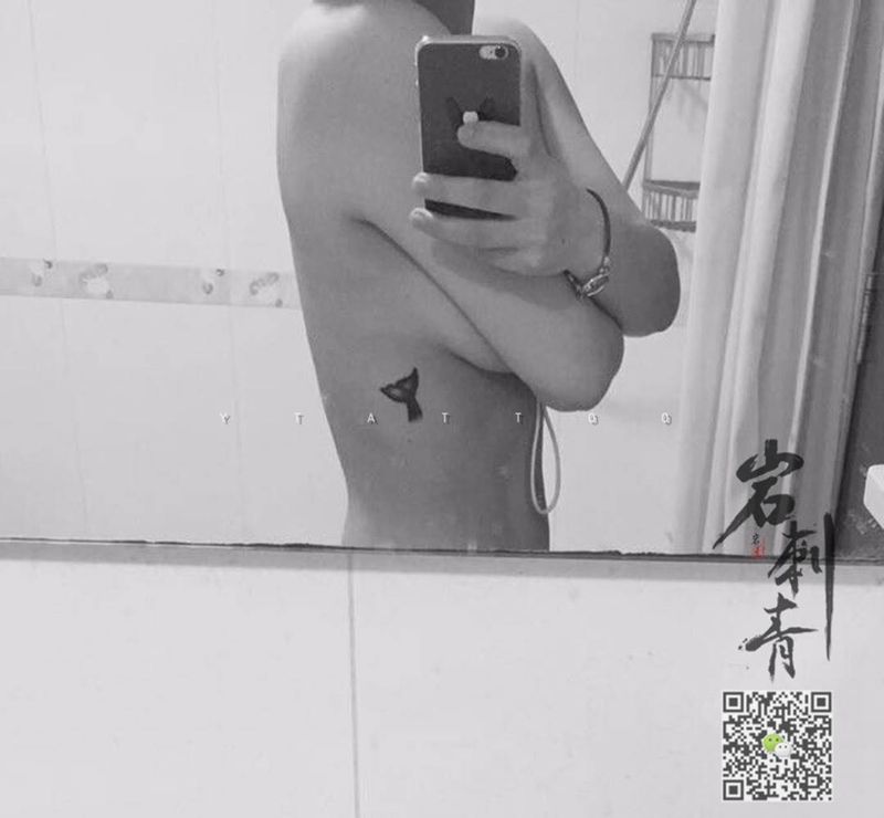 鲸鱼尾纹身图片_成品腰部清新动物纹身图案