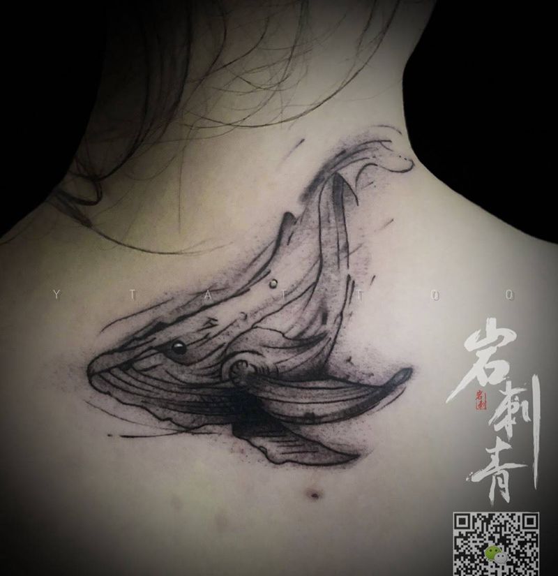 鲸鱼纹身图片_背部点刺纹身图案