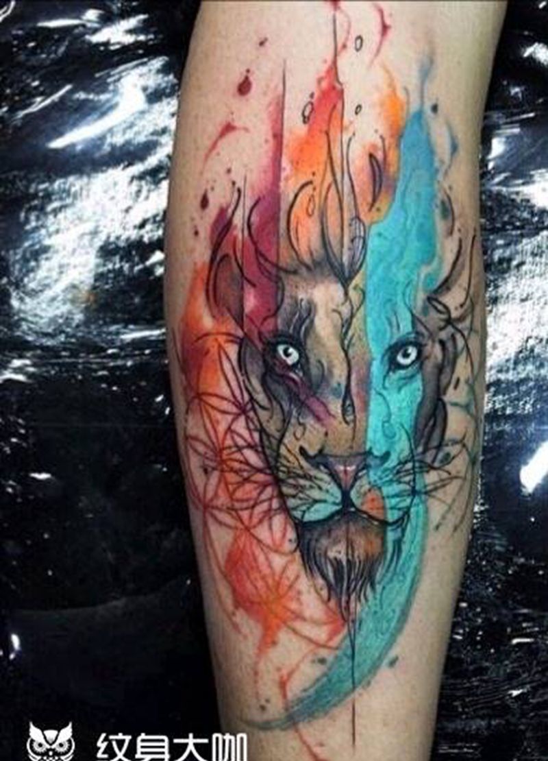 彩色狮子纹身图片