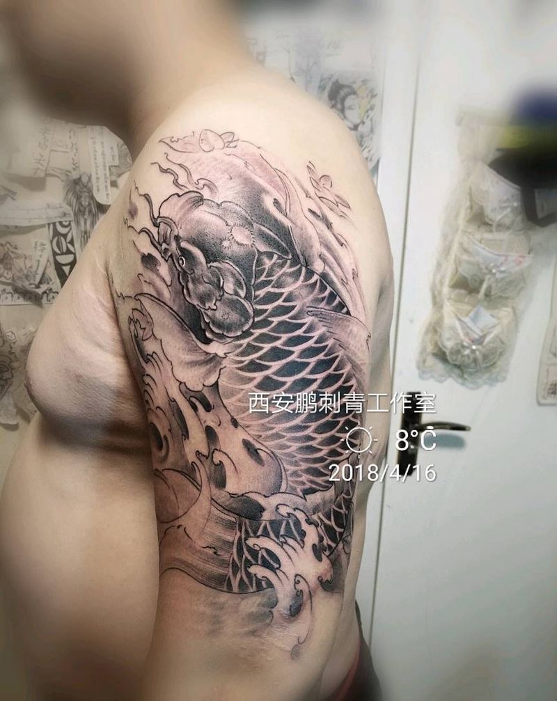 鲤鱼纹身图片_新传统纹身图案