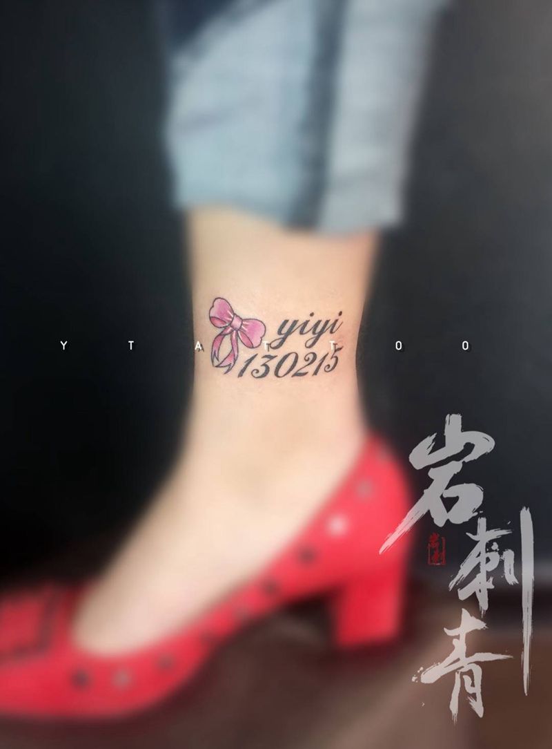 蝴蝶结字母纹身图片_字符静物清新腿部成品纹身图案