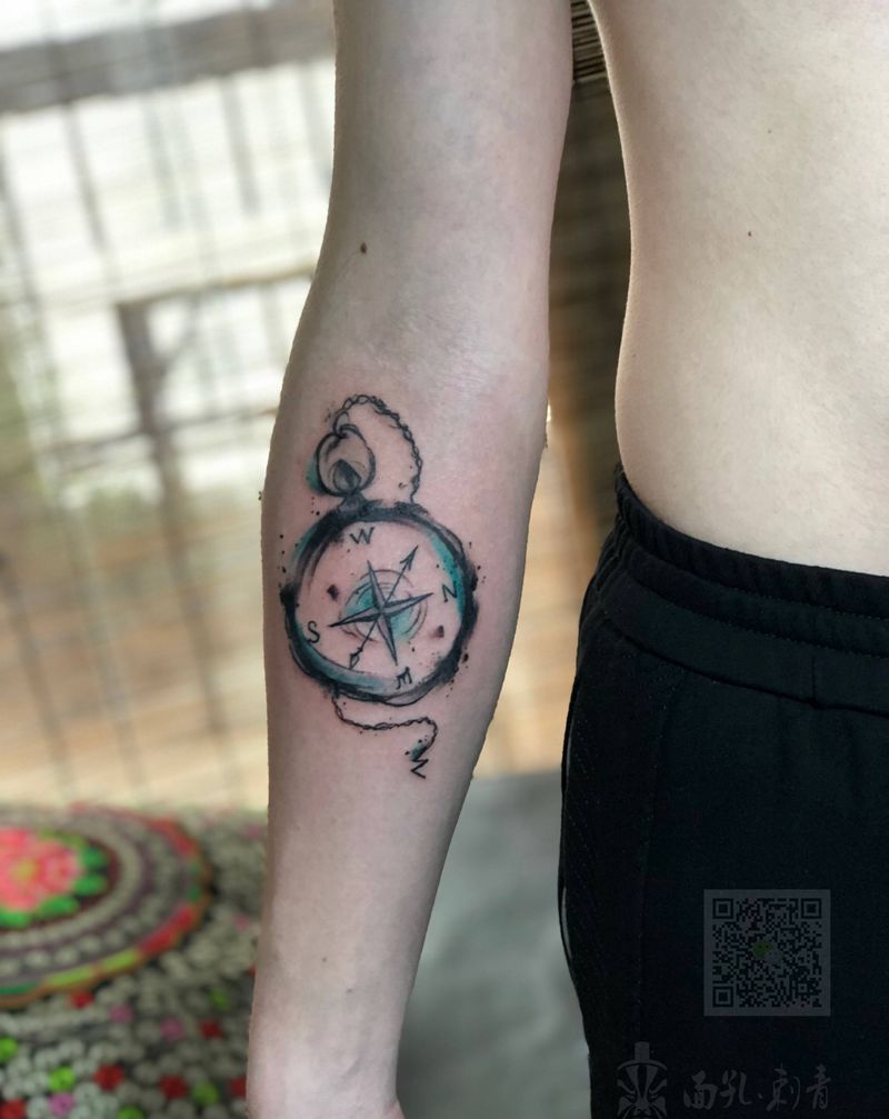 指南针纹身图片_手臂水墨水彩纹身图案