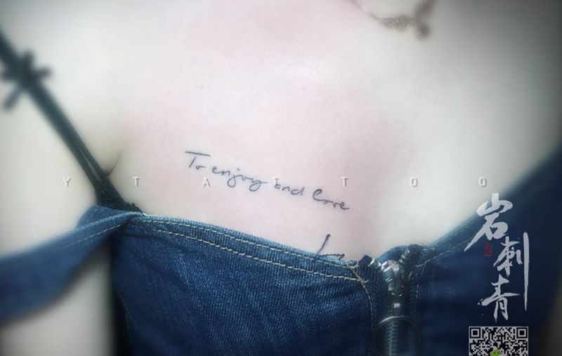 字母纹身图片_胸部成品清新字符纹身图案