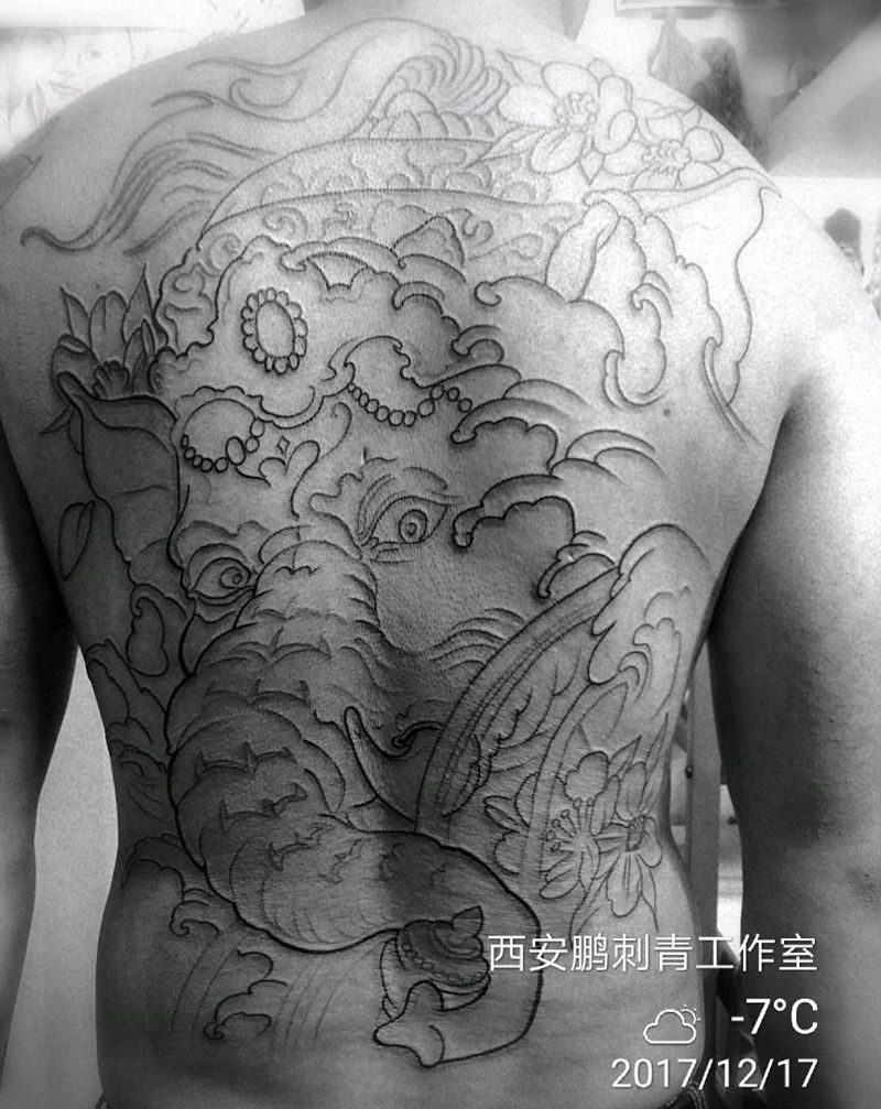 线纹身图片_背部纹身图案