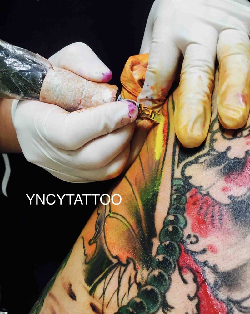 滋滋中纹身图片_艺奴刺域原创背部动物传统纹身图案