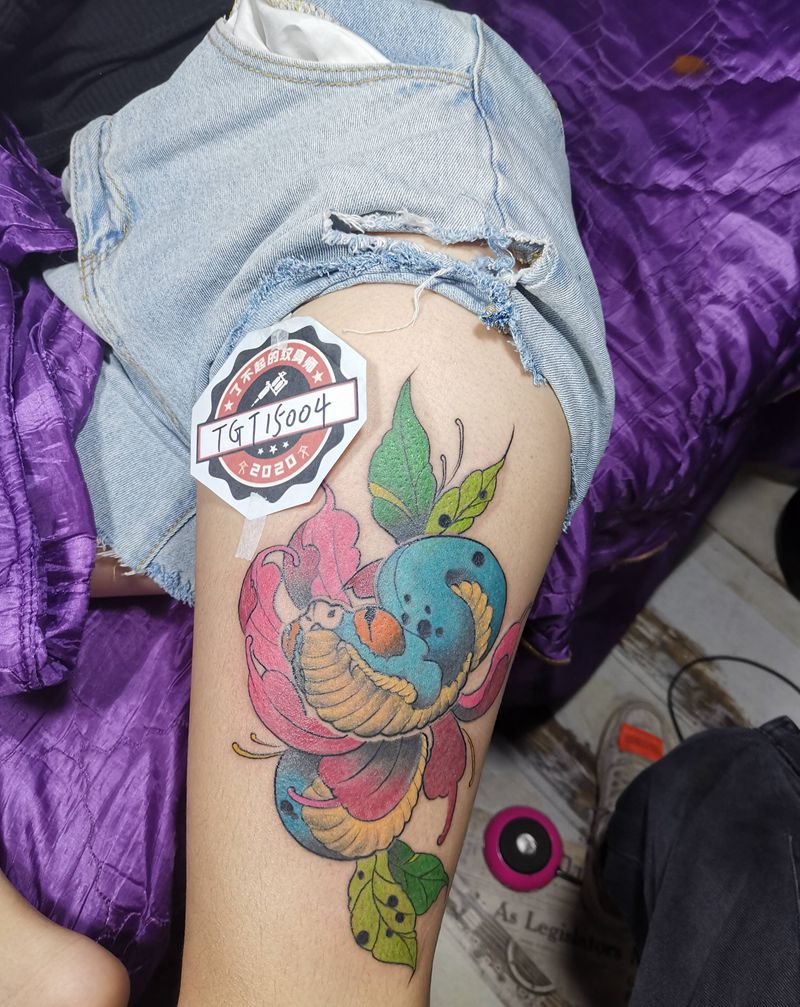 蛇纹身图片_腿部纹身图案