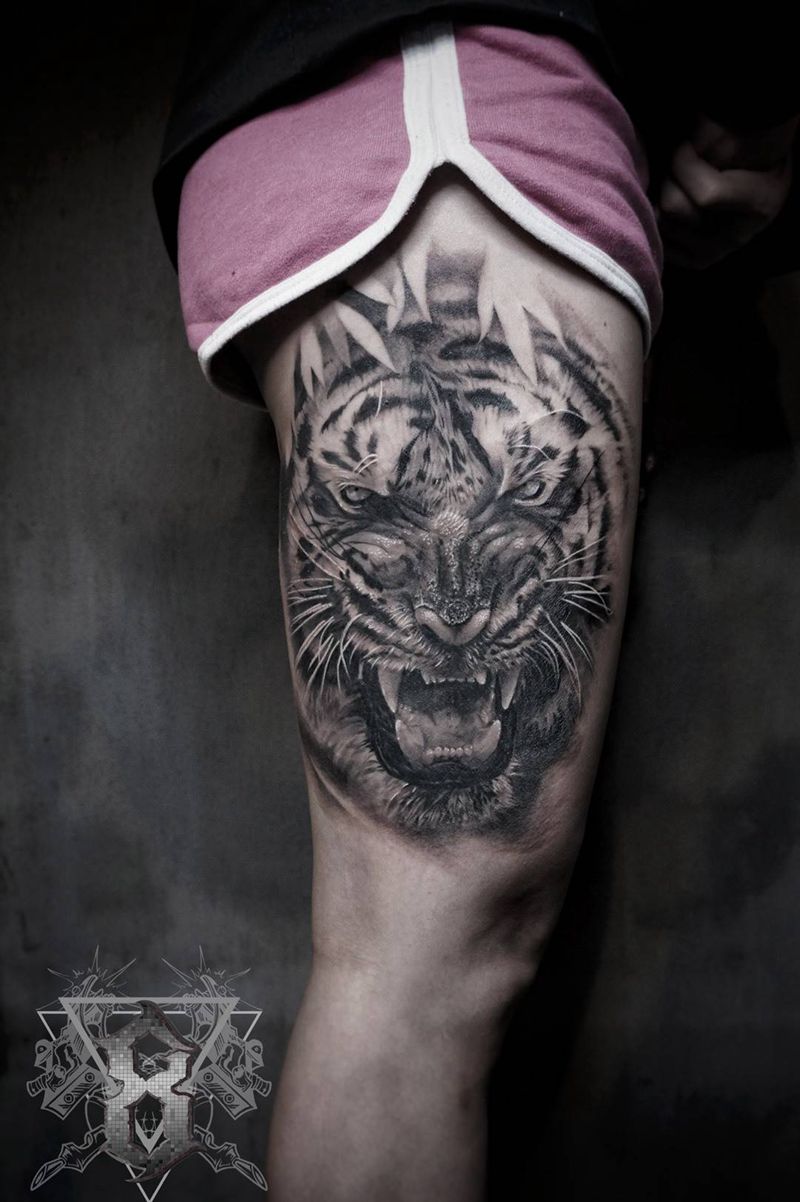 大老虎纹身图片_腿部脚部欧美写实图腾老虎黑灰写实大腿纹身图案
