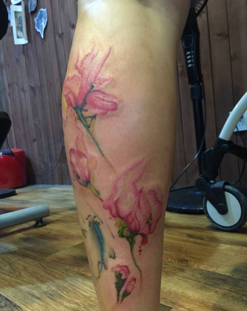 水彩百合纹身图片_西安欧美清新国画腿部静物纹身图案