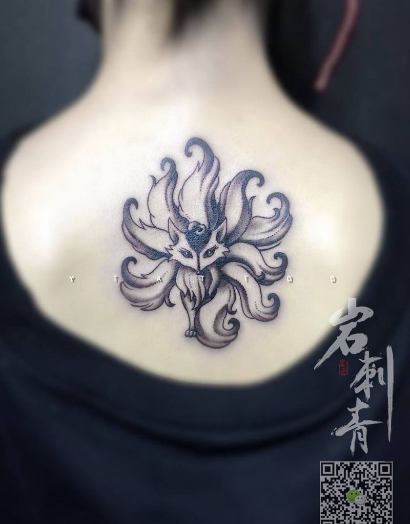九尾狐纹身图片_成品背部清新动物纹身图案