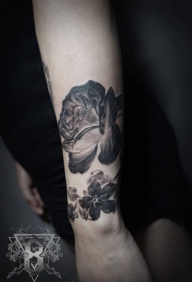 玫瑰纹身图片_手部手臂欧美写实玫瑰花黑灰纹身图案