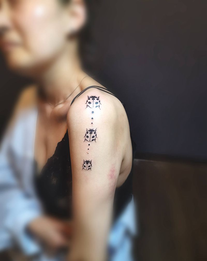 甲虫纹身图片_肩部纹身图案