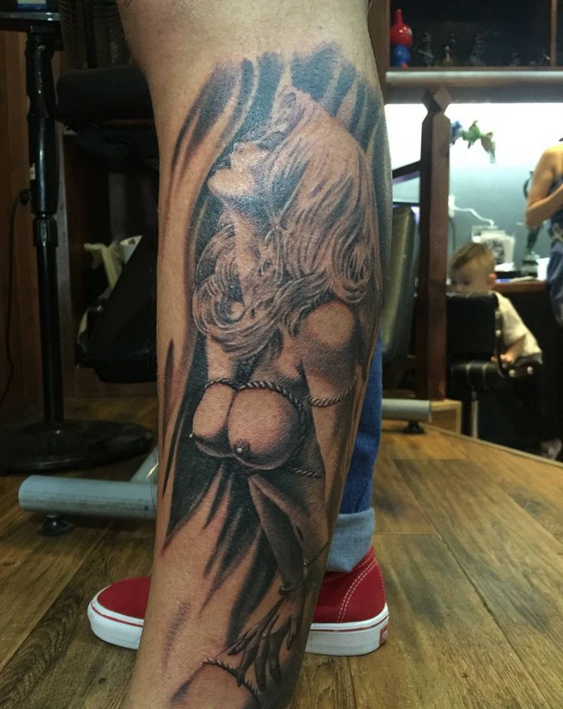 欲火纹身图片_成品腿部欧美肖像写实人物纹身图案