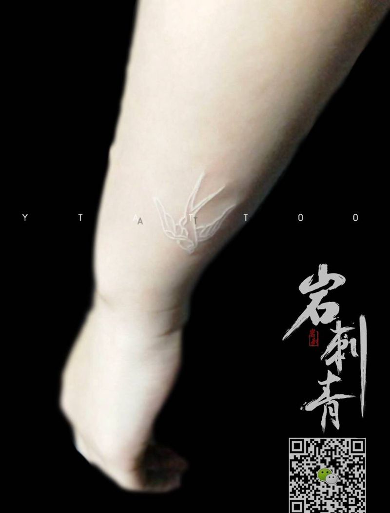 白色燕子。纹身图片