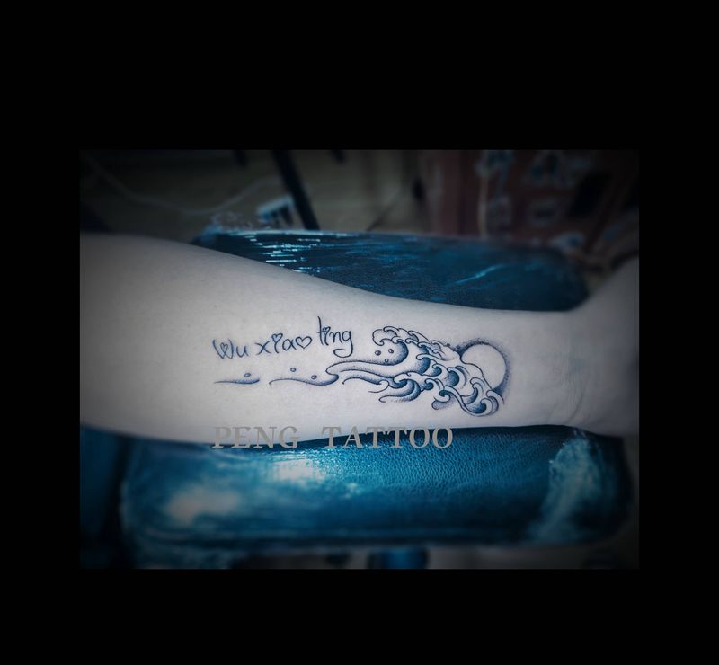 浪纹身图片_手臂点刺纹身图案