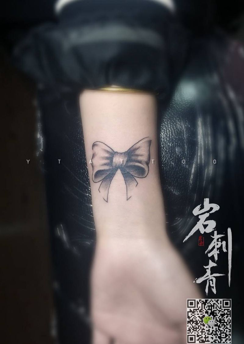 蝴蝶结盖疤纹身图片_成品手臂清新静物遮盖纹身图案