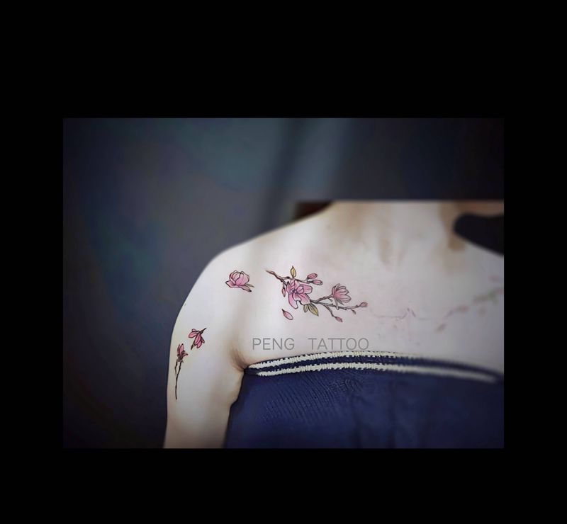 素花纹身图片_胸部新传统纹身图案