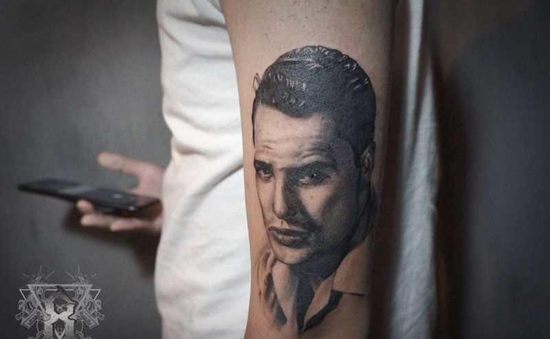 马龙白兰度纹身图片_手部手臂欧美写实素描肖像黑灰纹身图案