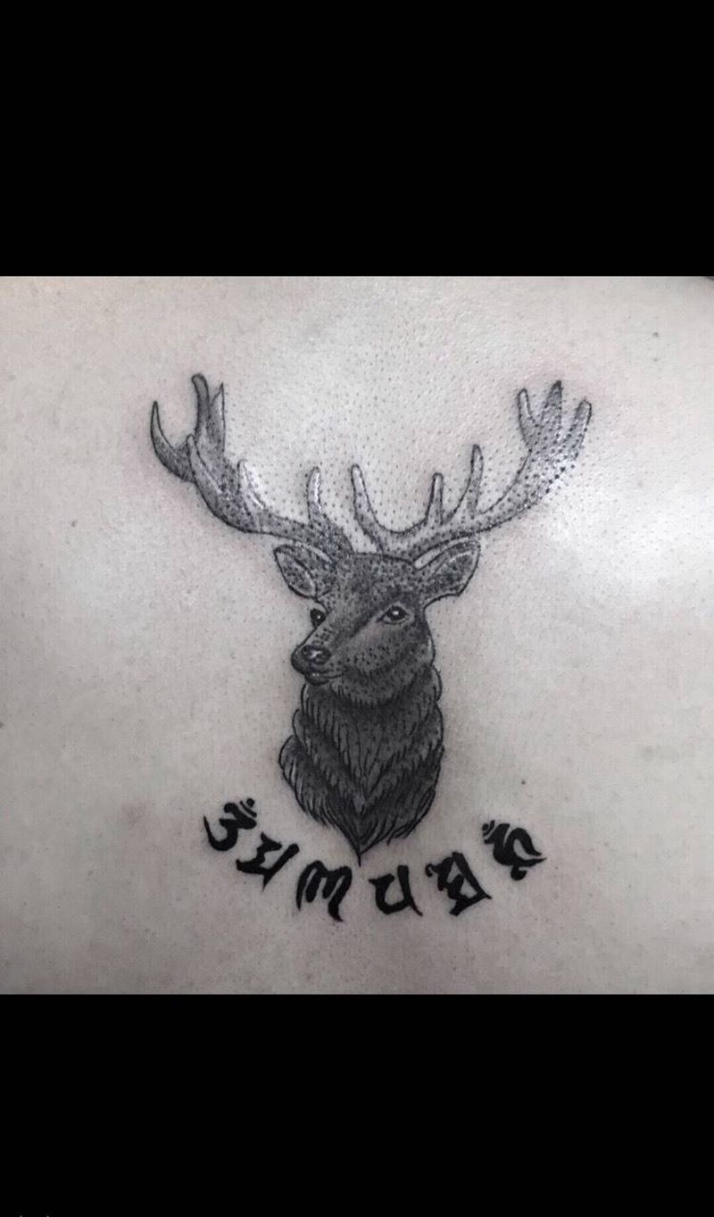 鹿头纹身图片_成品清新背部动物纹身图案