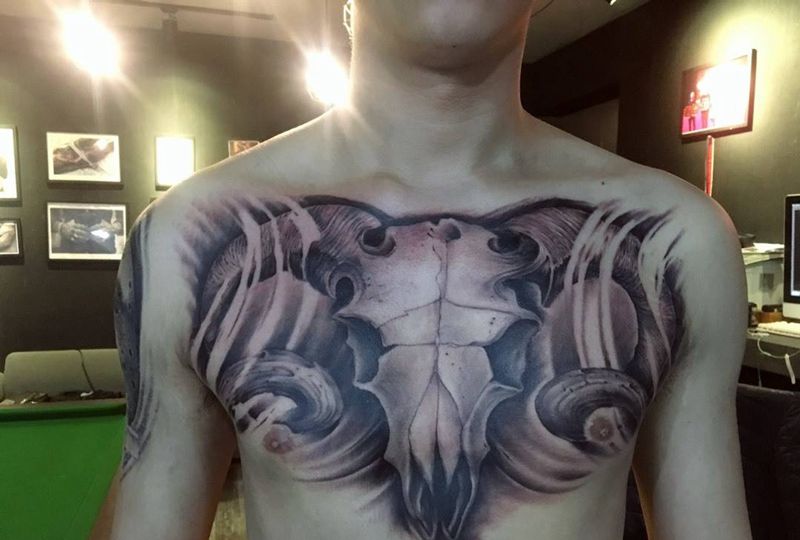 骷髅羊头纹身图片_西安义刺青动物欧美写实成品胸部纹身图案