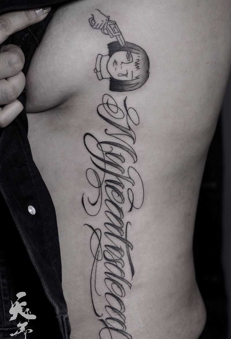 西安天予刺青黑灰作品纹身图片_腰部花体字纹身图案
