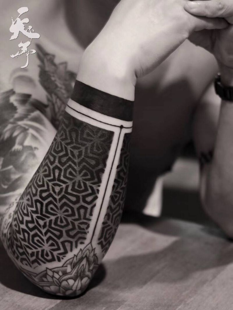 西安天予刺青黑灰作品纹身图片_手臂点刺纹身图案