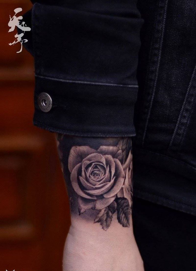 西安天予刺青写实作品纹身图片_手部欧美写实玫瑰纹身图案