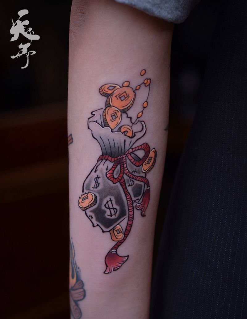 西安天予刺青彩色作品纹身图片_手臂钱袋纹身图案