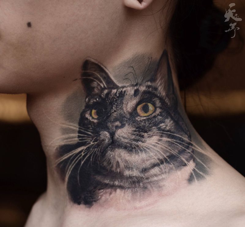西安天予刺青写实作品纹身图片_颈部欧美写实猫纹身图案