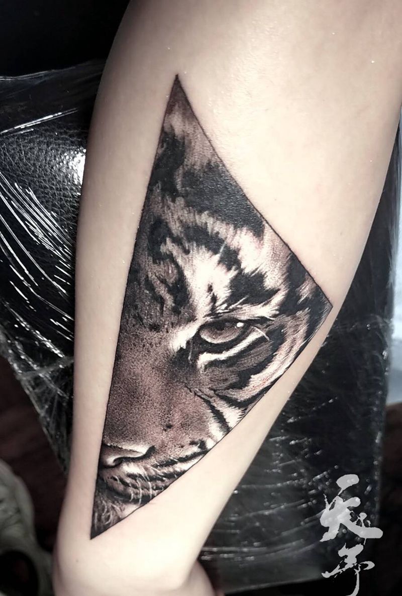 西安天予刺青写实作品纹身图片_手臂欧美写实老虎纹身图案