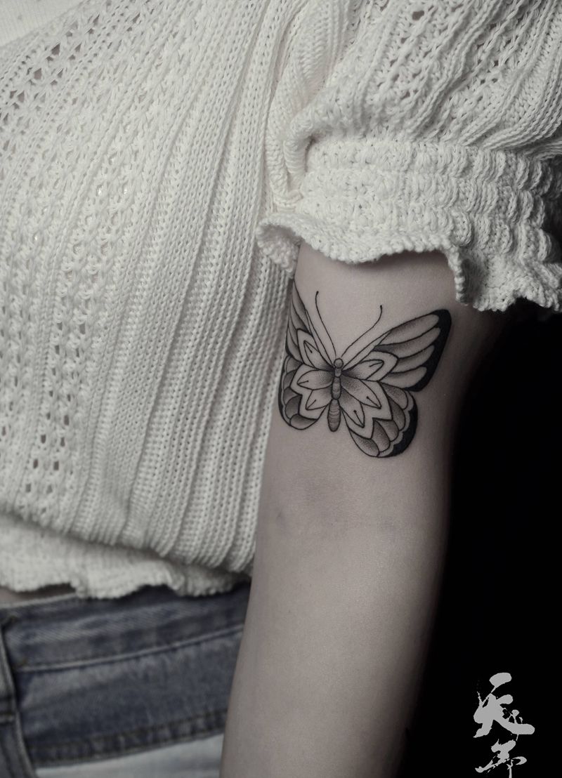 西安天予刺青黑灰作品纹身图片_手臂蝴蝶纹身图案