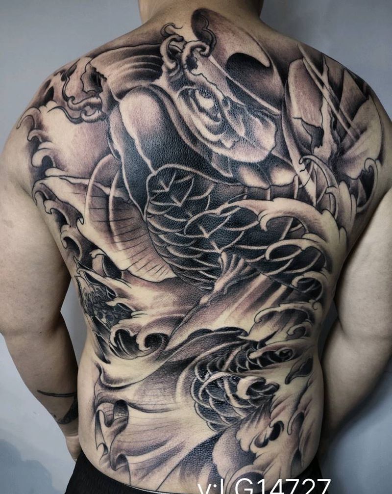 鱼纹身图片_背部纹身图案