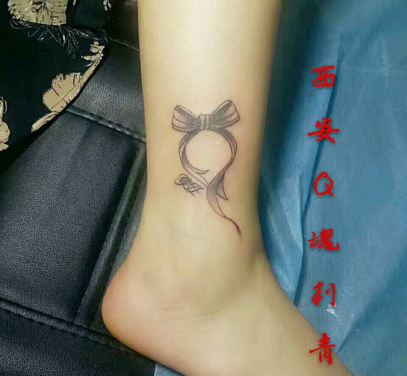 脚踝蝴蝶结字体纹身图片