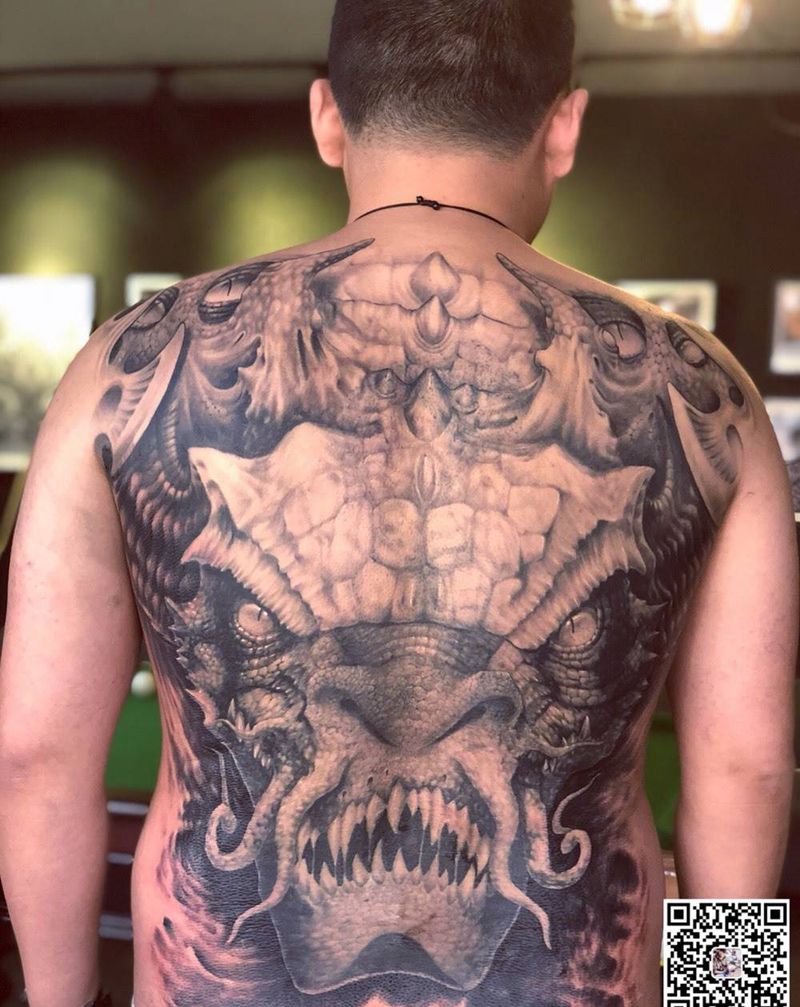 龙威纹身图片_成品背部写实欧美西安义刺青纹身图案