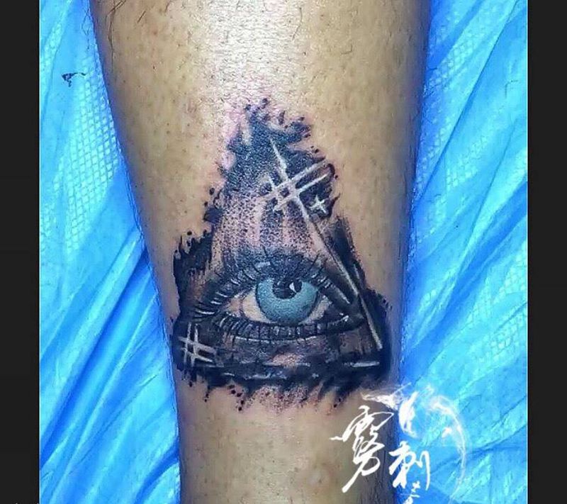 黑暗之眼纹身图片_腿部点刺几何眼睛纹身图案