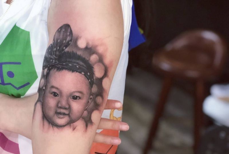 宝宝肖像纹身图片_西安义刺青原创人物欧美写实成品手臂纹身图案