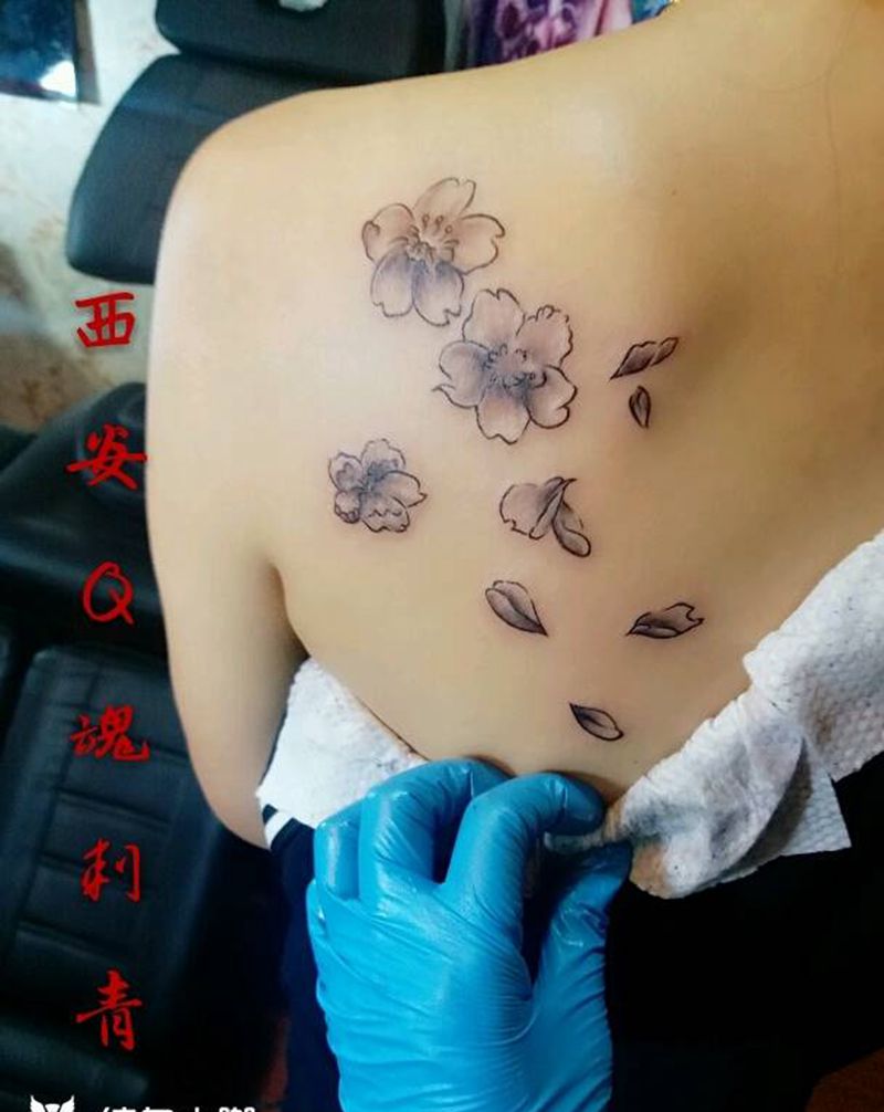 肩部青色桃花纹身图片