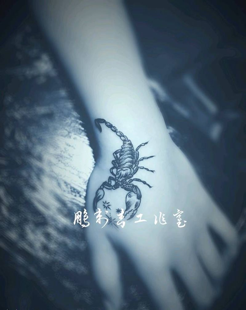 蝎纹身图片_手部纹身图案