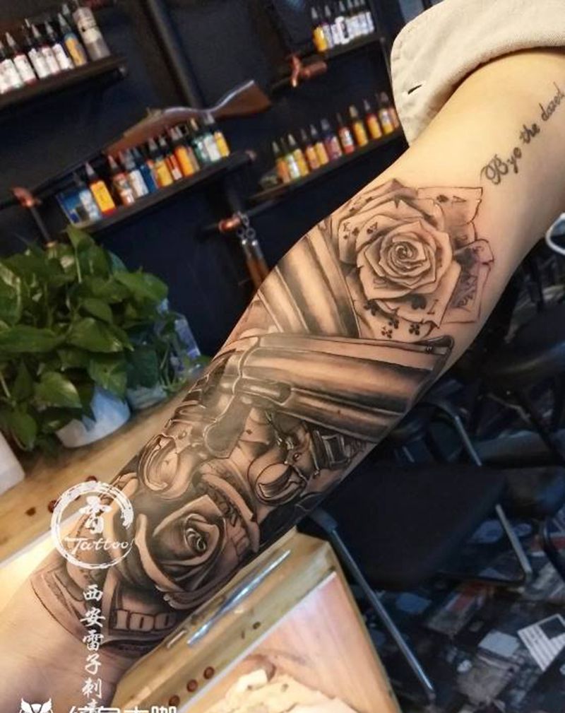 手枪纹身图片_手臂手枪，美金纹身图案