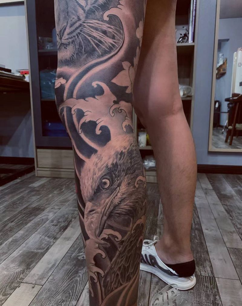 写实与传统的结合纹身图片_腿部新传统欧美写实鹰老虎浪花纹身图案