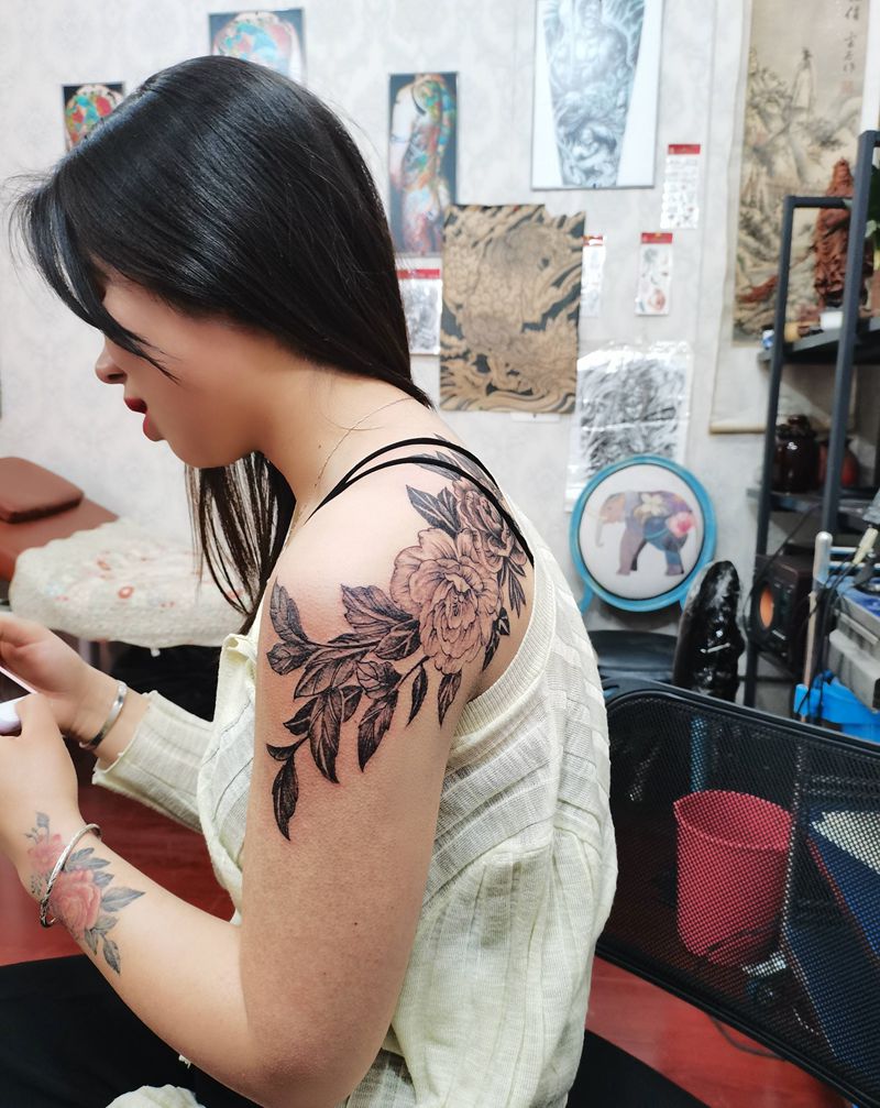 花臂女孩纹身图片_肩部纹身图案