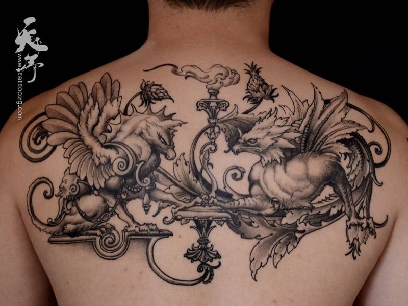 西安天予刺青黑灰作品纹身图片_成品肩部背部欧美动物原创西安黑灰狮鹫鬼神纹身图案