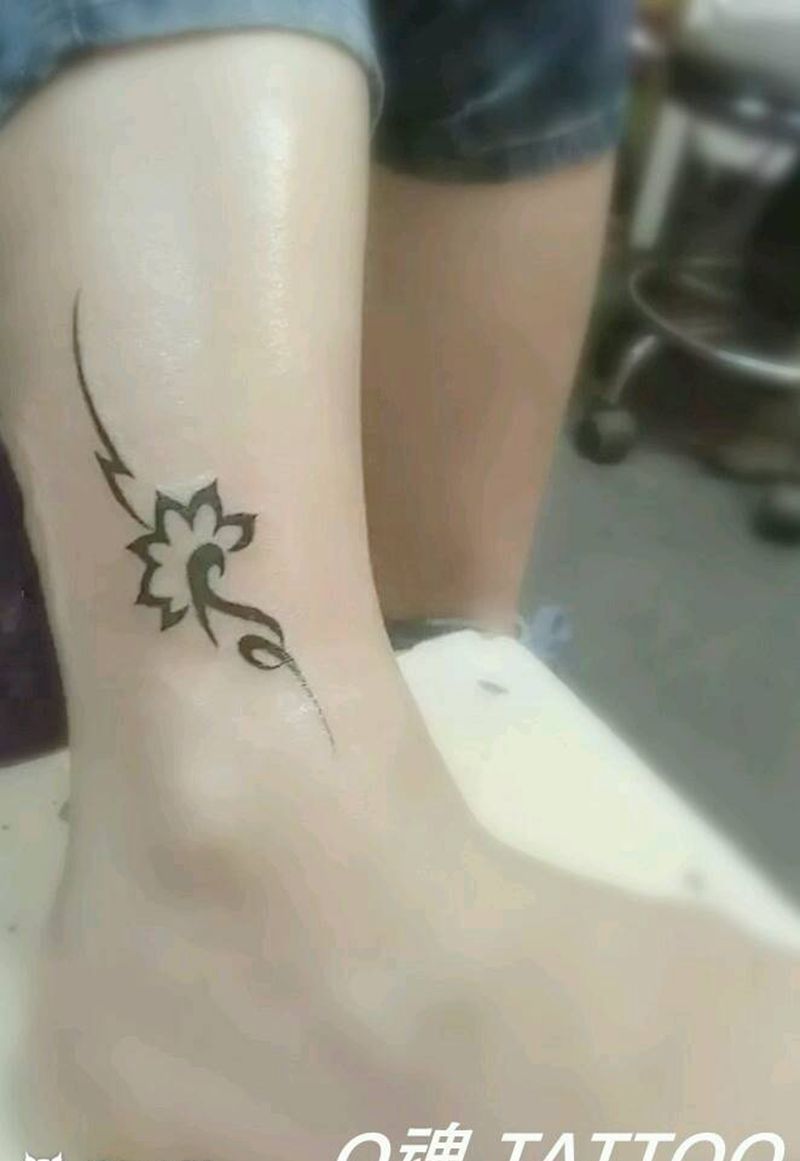 脚踝图腾一枚纹身图片