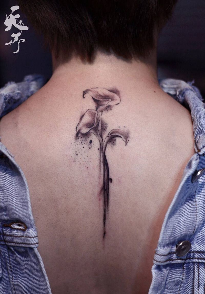 西安天予刺青黑灰作品纹身图片_西安黑灰花植物原创成品背部清新纹身图案