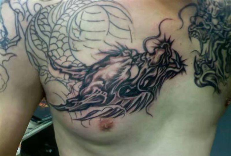 过肩龙纹身图片_胸部纹身图案