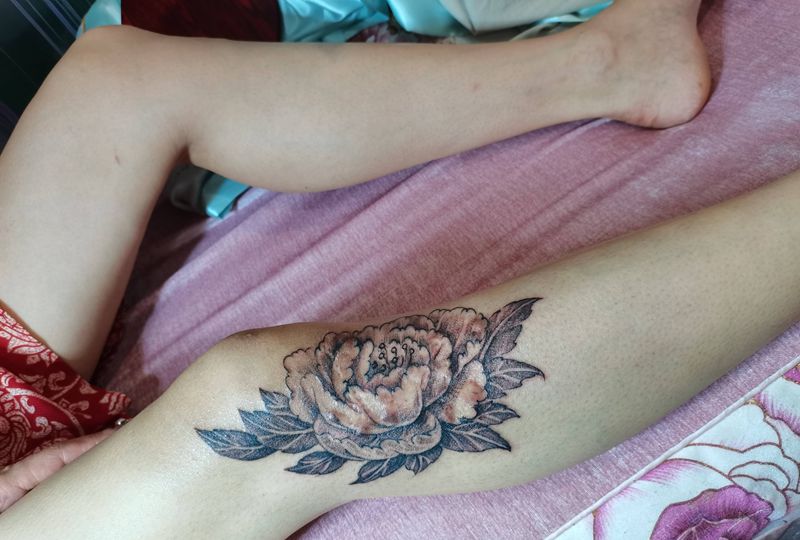 牡丹纹身图片_腿部纹身图案