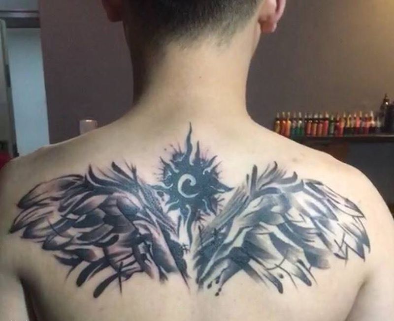 太阳的翅膀纹身图片_背部肩部纹身图案