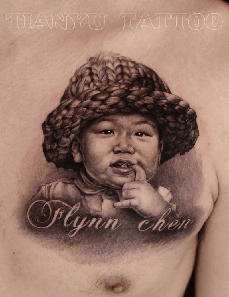 西安天予刺青写实作品纹身图片_成品胸部欧美肖像写实人物西安黑灰纹身图案